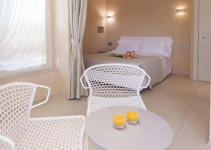 Apartmanhotel & Mirabel 3*