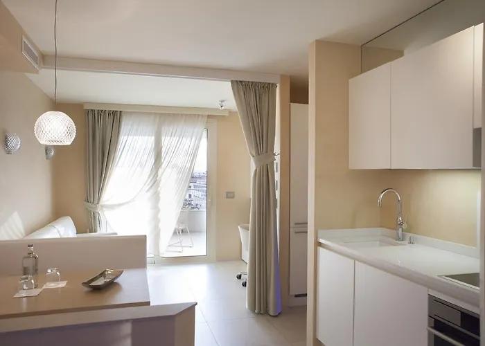 Apartmanhotel & Mirabel 3*